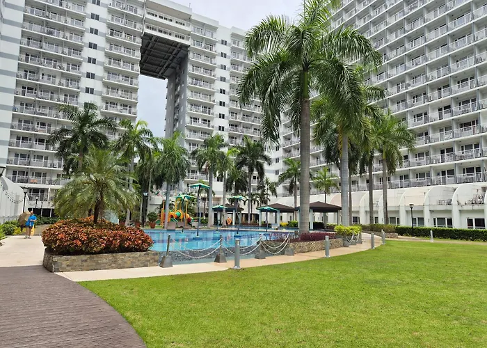 Family With Big Balcony And Pool View 4* Manila