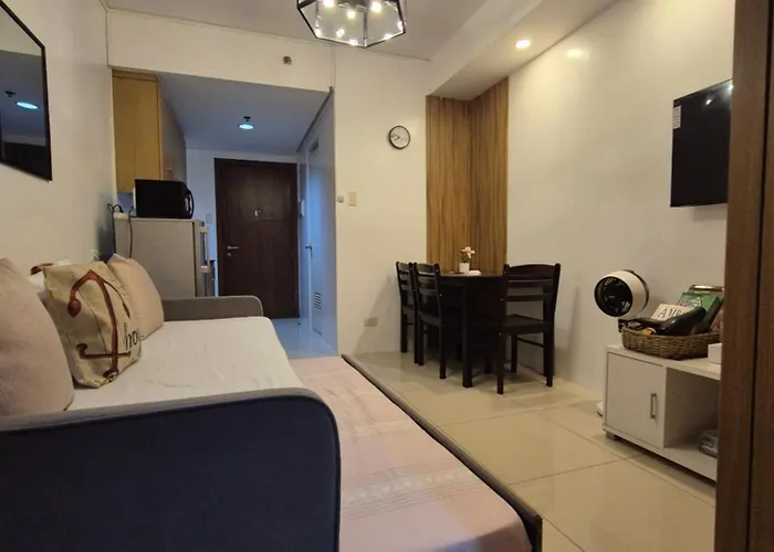 Family With Big Balcony And Pool View Manila