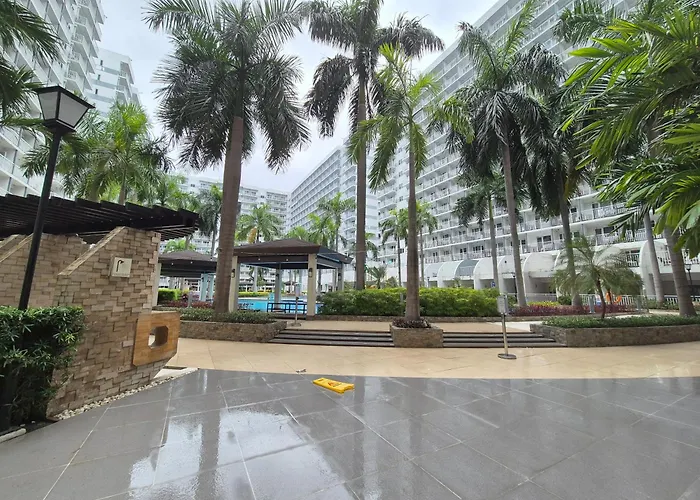 Family With Big Balcony And Pool View Aparthotel Manila
